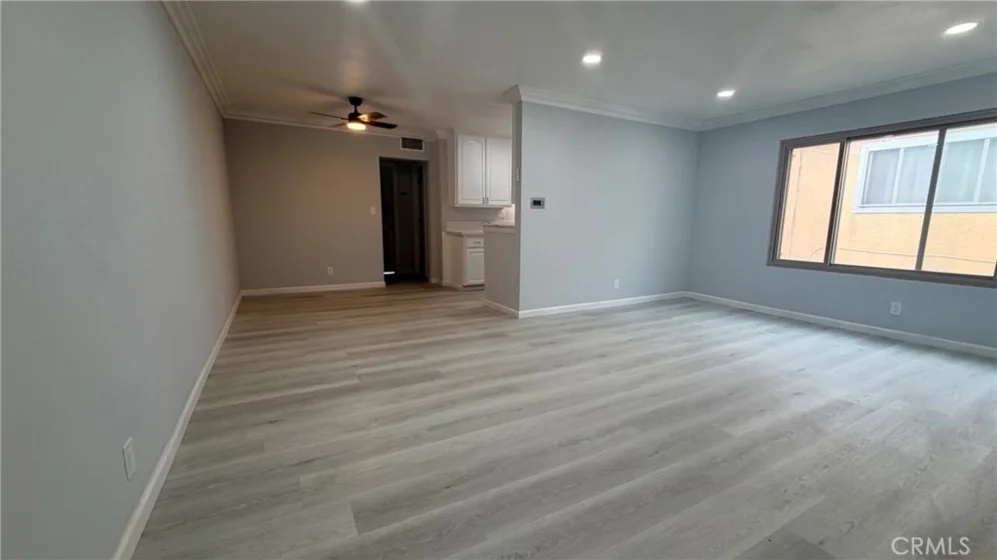110 E Hillcrest photo 5