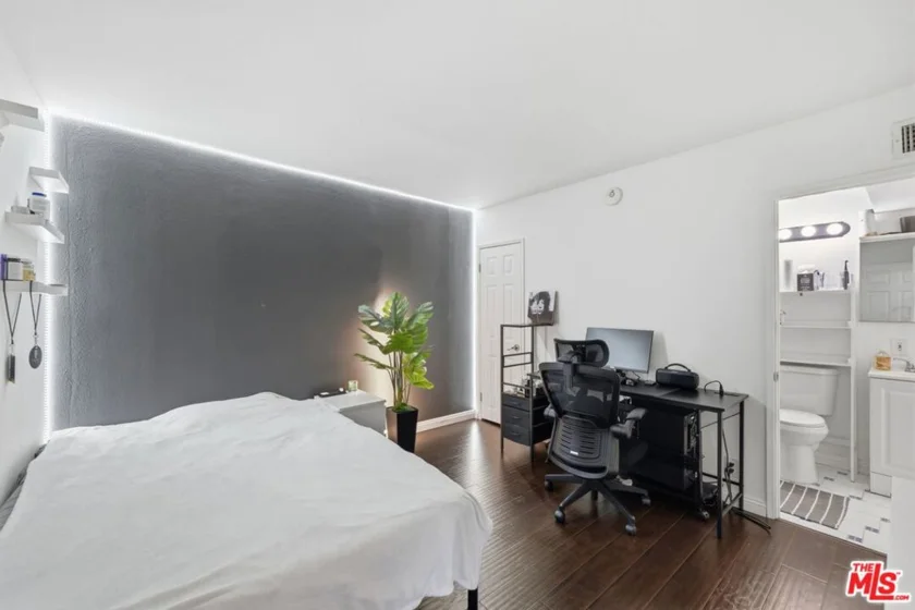 15946 Vanowen Street #209 photo 4