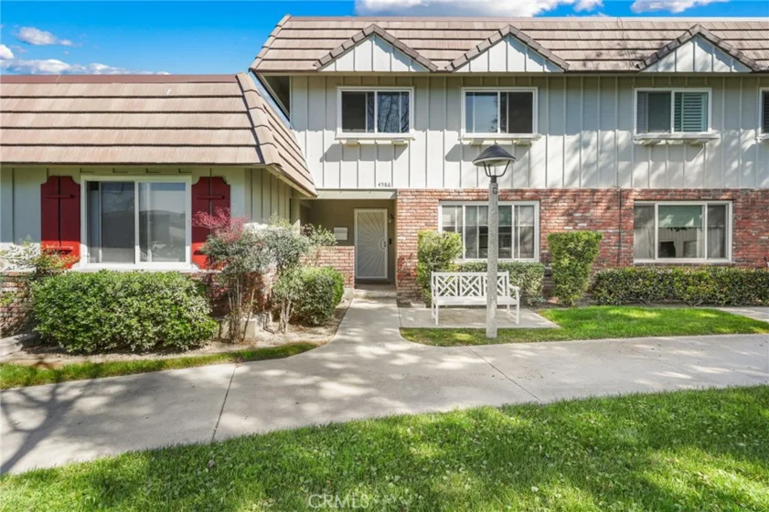 4586 Larwin photo 1