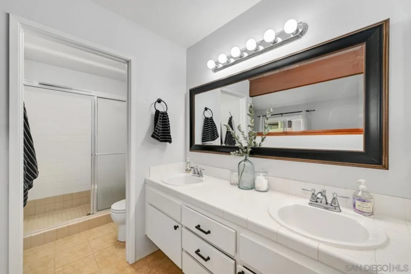 1242 River Glen Row #40 photo 8