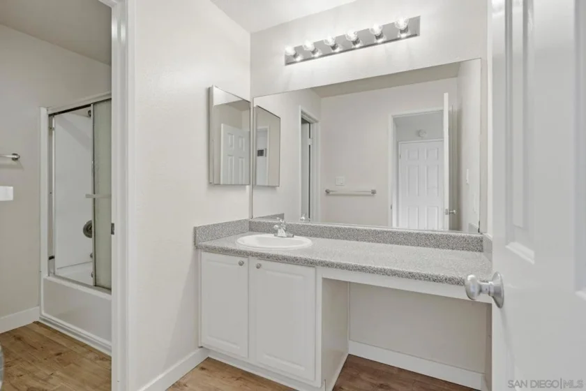 7425 Charmant #2902 photo 11