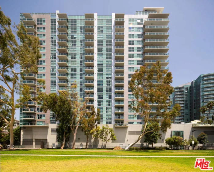 13700 Marina Pointe Drive #1510 photo 1
