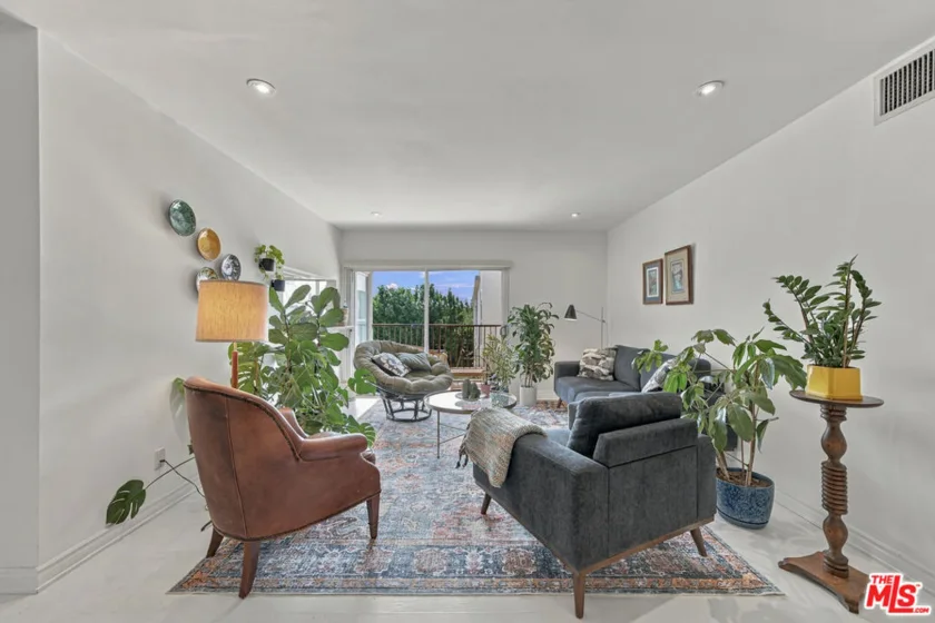 949 N Kings Road #309 photo 2