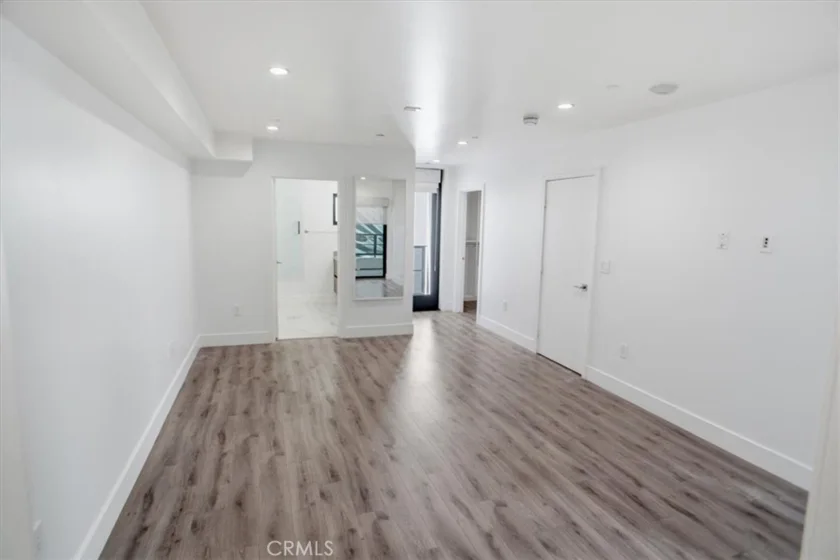 829 N Martel #4 photo 15