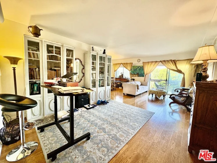 622 S Barrington Avenue #408 photo 2