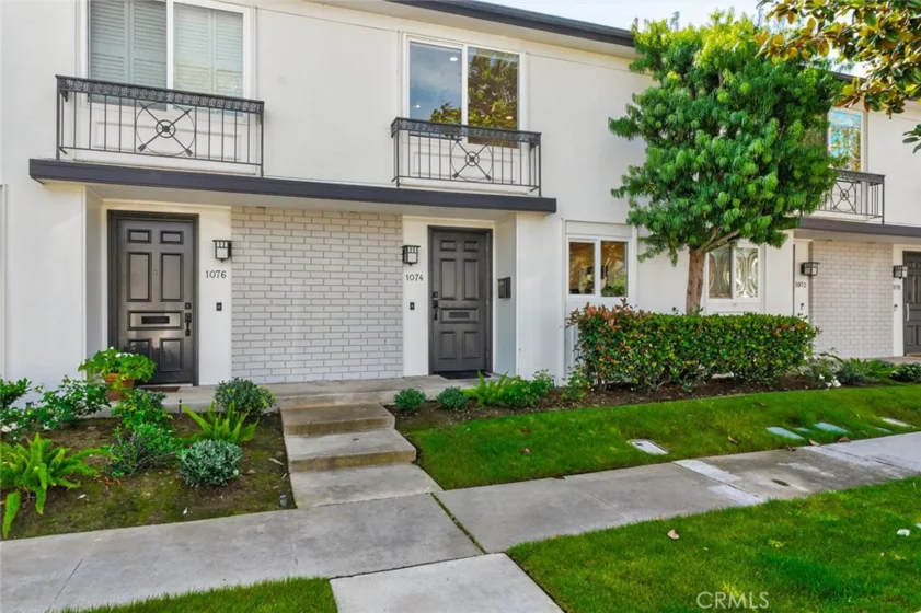 1074 Buckingham photo 1