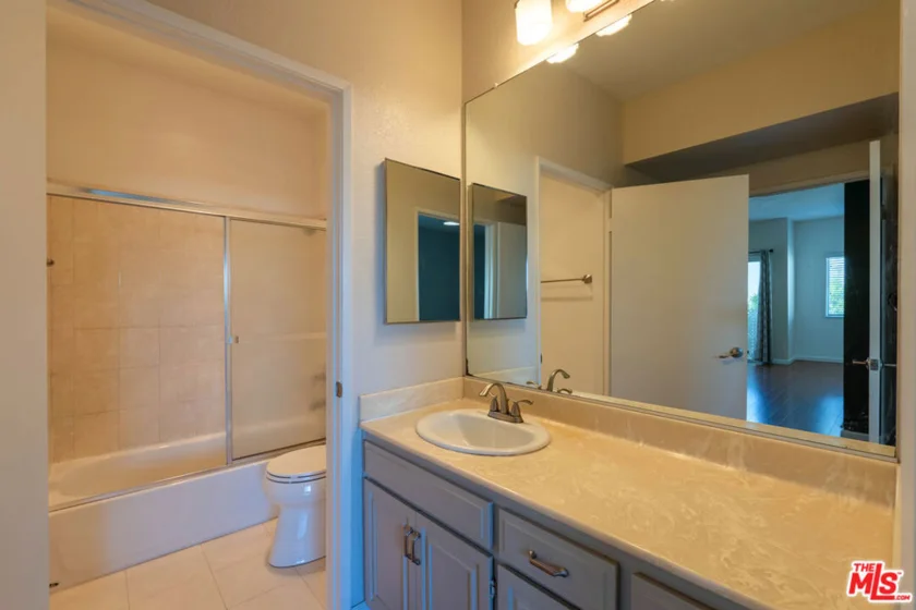 5135 Zelzah Avenue #305 photo 21