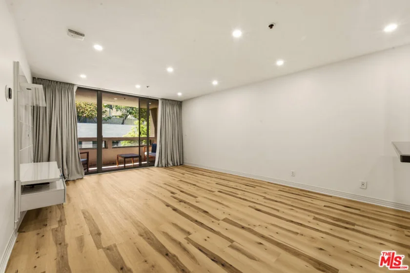 121 S Hope Street #313 photo 2