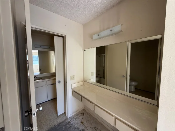 586 N Orange Grove photo 26