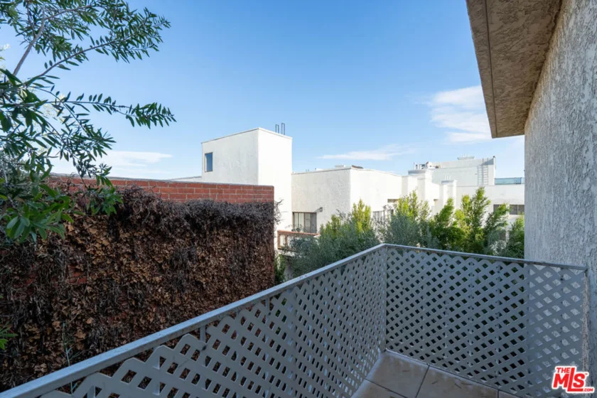 5135 Zelzah Avenue #305 photo 26