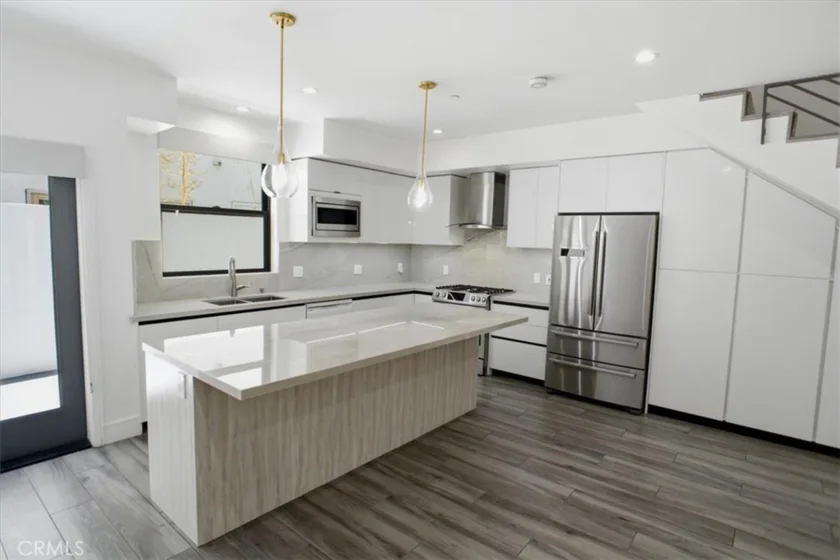 829 N Martel #4 photo 10