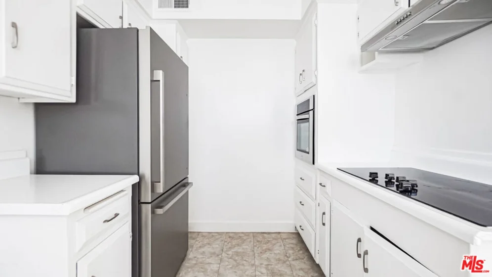 1525 N Hayworth Avenue #204 photo 6