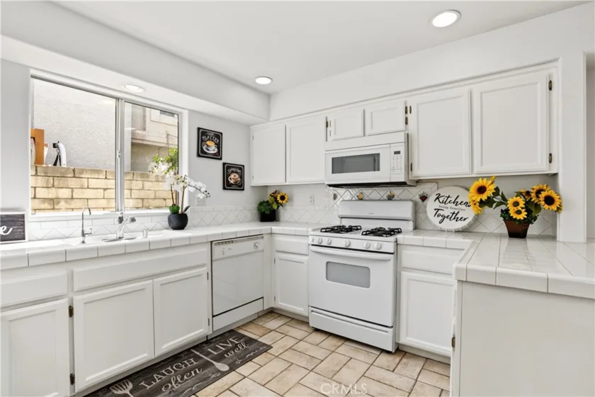 18334 Keswick Street photo 11
