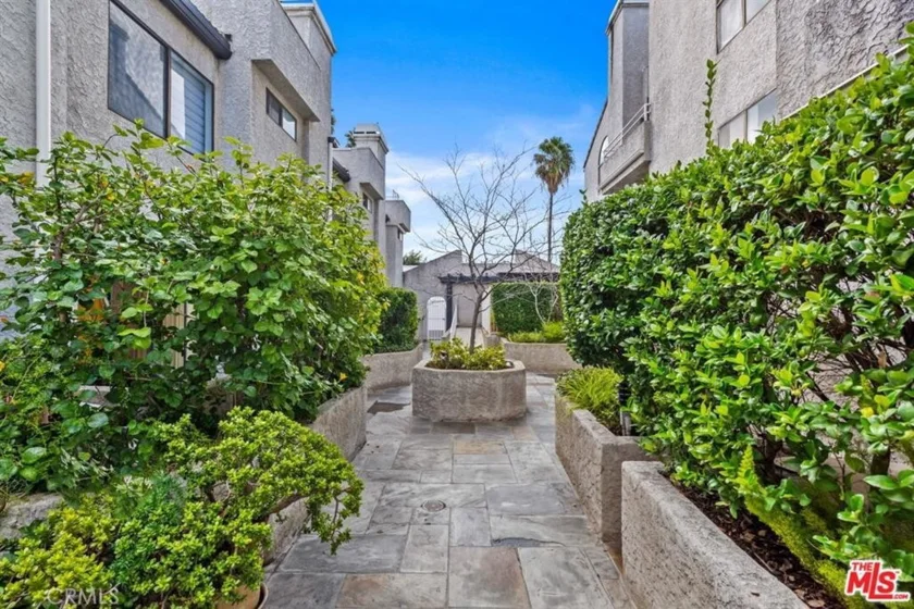 17800 Burbank #204 photo 19