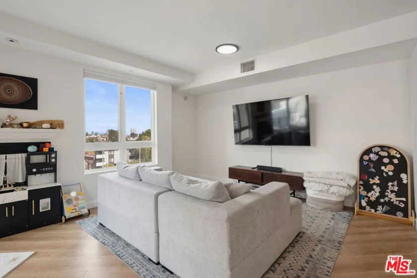 12222 Wilshire Boulevard #501 photo 5