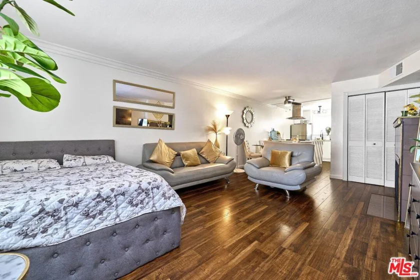 7045 Woodley Avenue #110 photo 1