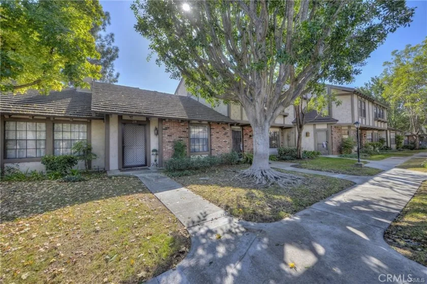 227 Hampton Lane photo 1