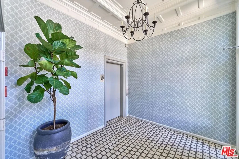 420 S Barrington Avenue #102 photo 30