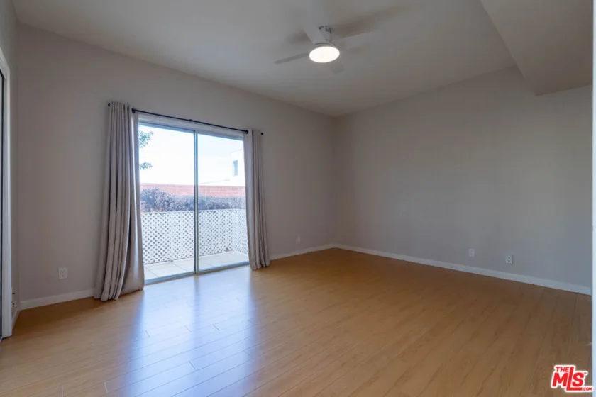 5135 Zelzah Avenue #305 photo 23