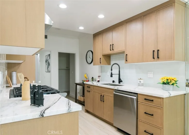 1944 Glendon Avenue #209 photo 25