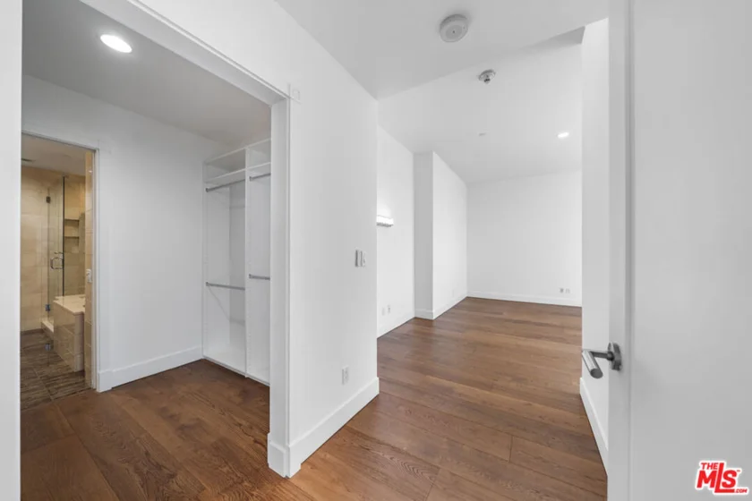 900 W Olympic Boulevard #32I photo 19