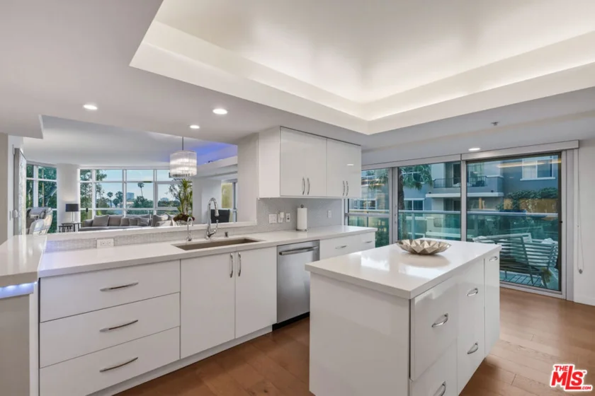 13700 Marina Pointe Drive #305 photo 11