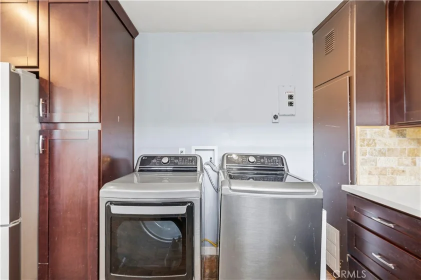 527 E Maple photo 17