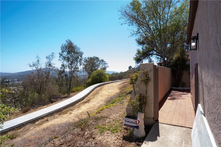 2055 Earl Glen photo 5
