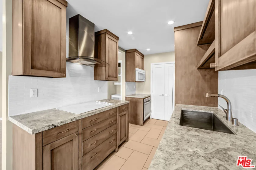 1250 N Kings Road #506 photo 10