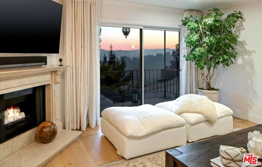2385 Roscomare Road #D3 photo 2