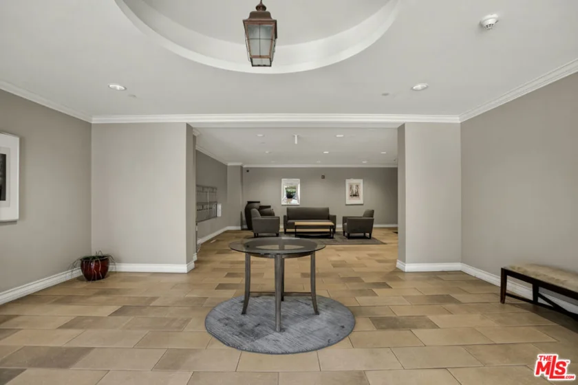 837 N Hudson Avenue #402 photo 27