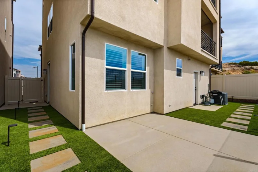 444 Bunsen Street photo 47