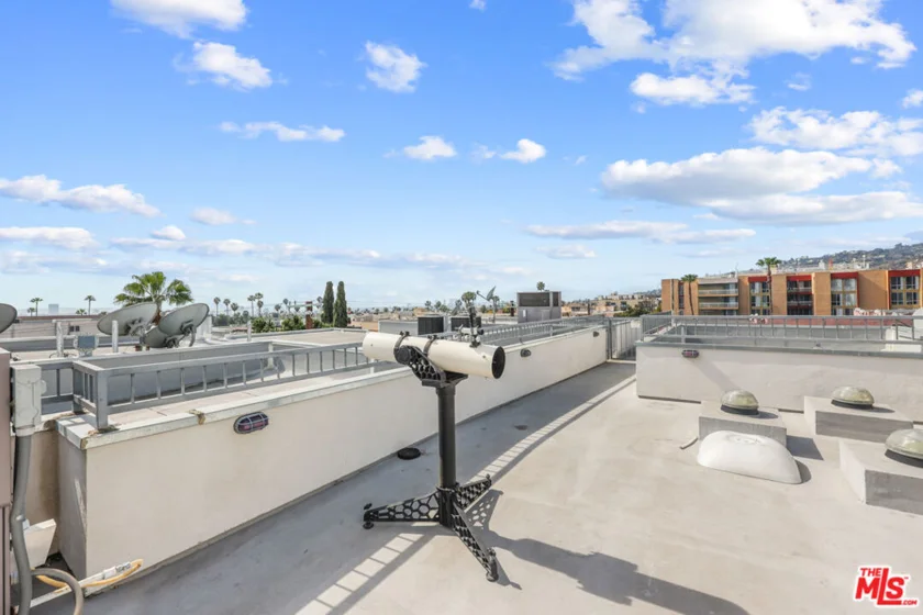 7133 Hawthorn Avenue #PH6 photo 22