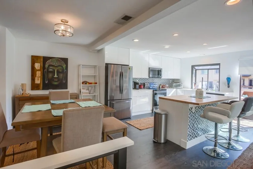 2525 Woodlands Way photo 1