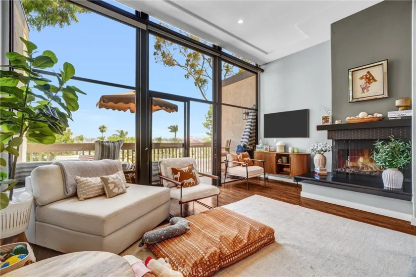 9322 N Marina Pacifica photo 1