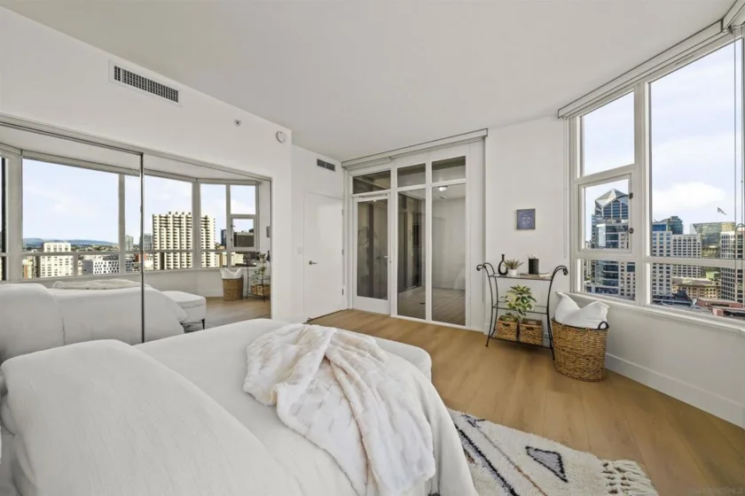 700 W Harbor #2501 photo 44