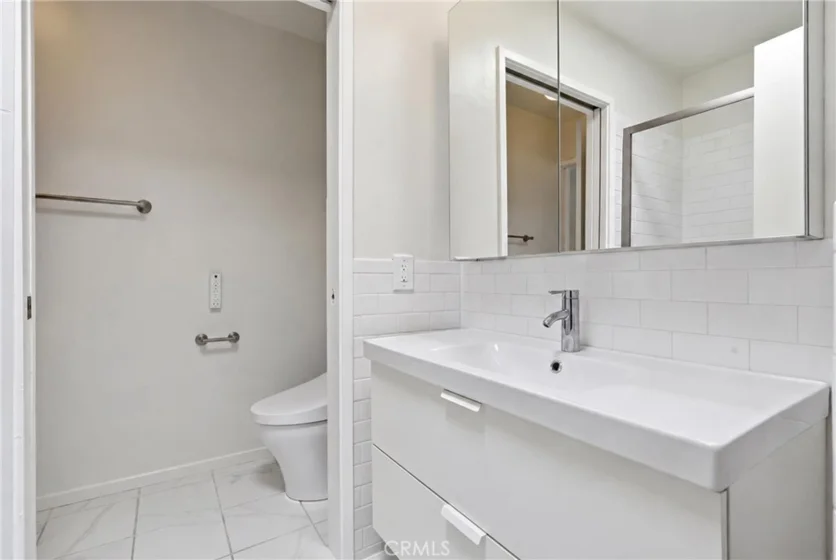 2147 N Beachwood #4 photo 17