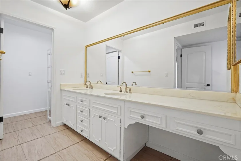 5330 Lindley #209 photo 12
