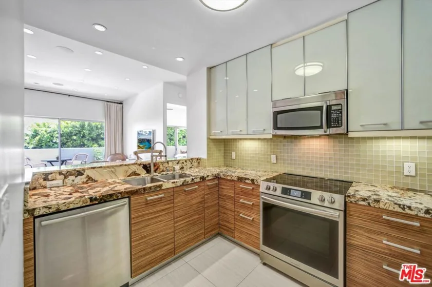 999 N Doheny Drive #106 photo 4
