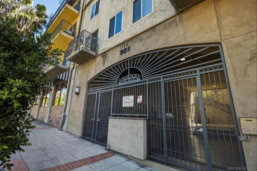 801 W Hawthorn #406 photo 15