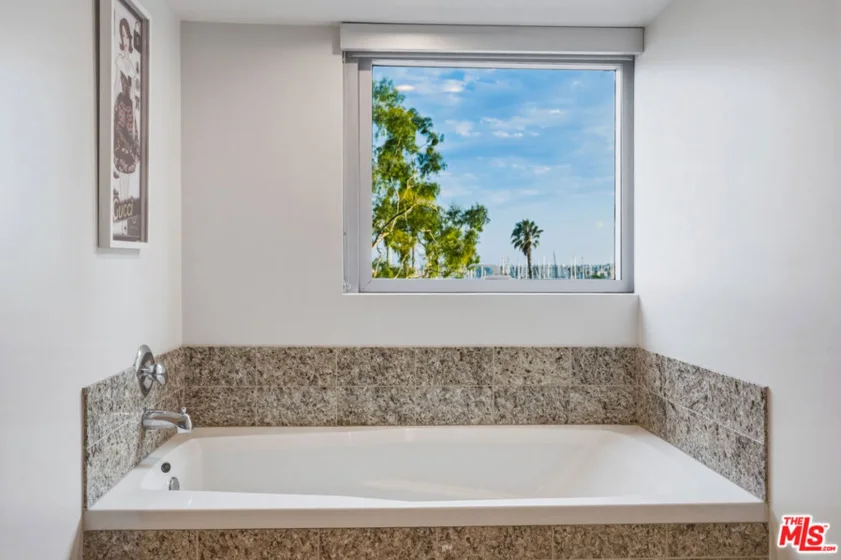 13700 Marina Pointe Drive #305 photo 32