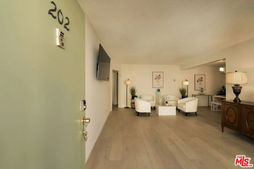 1754 N Kenmore Avenue #202 photo 2