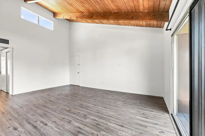 18350 Hatteras #211 photo 2