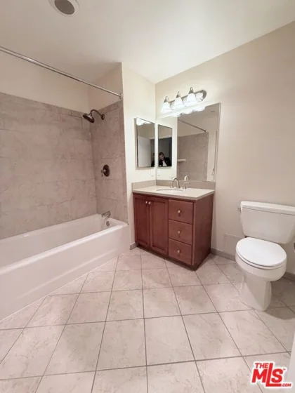 13941 Sherman Way #204 photo 3