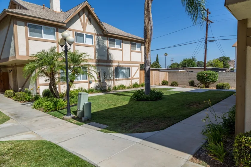 982 N Mollison photo 1