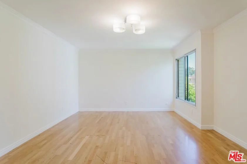 14980 Victory Boulevard #201 photo 21