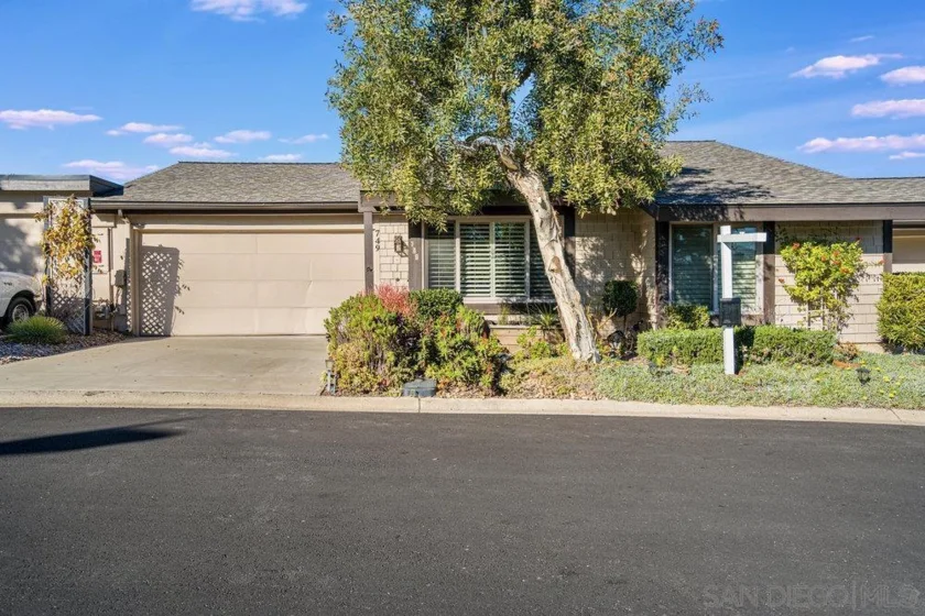 749 Nob Circle photo 1