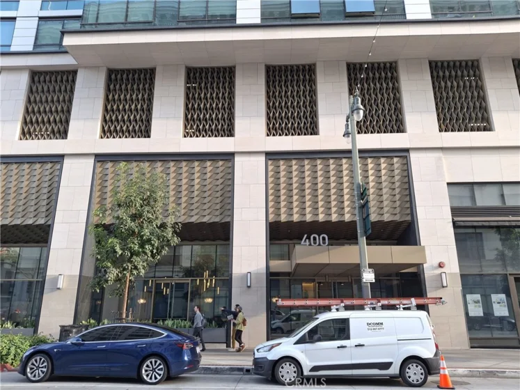 400 S. Broadway photo 2