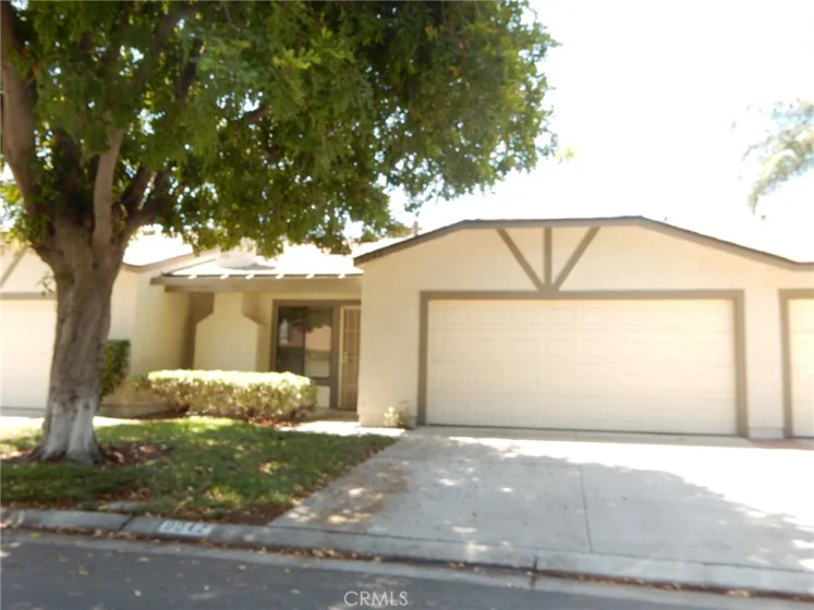 9042 Chaucer Circle photo 1