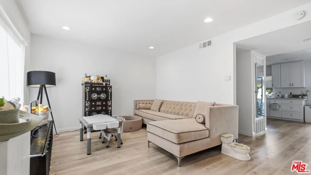4557 Toledo Way photo 2